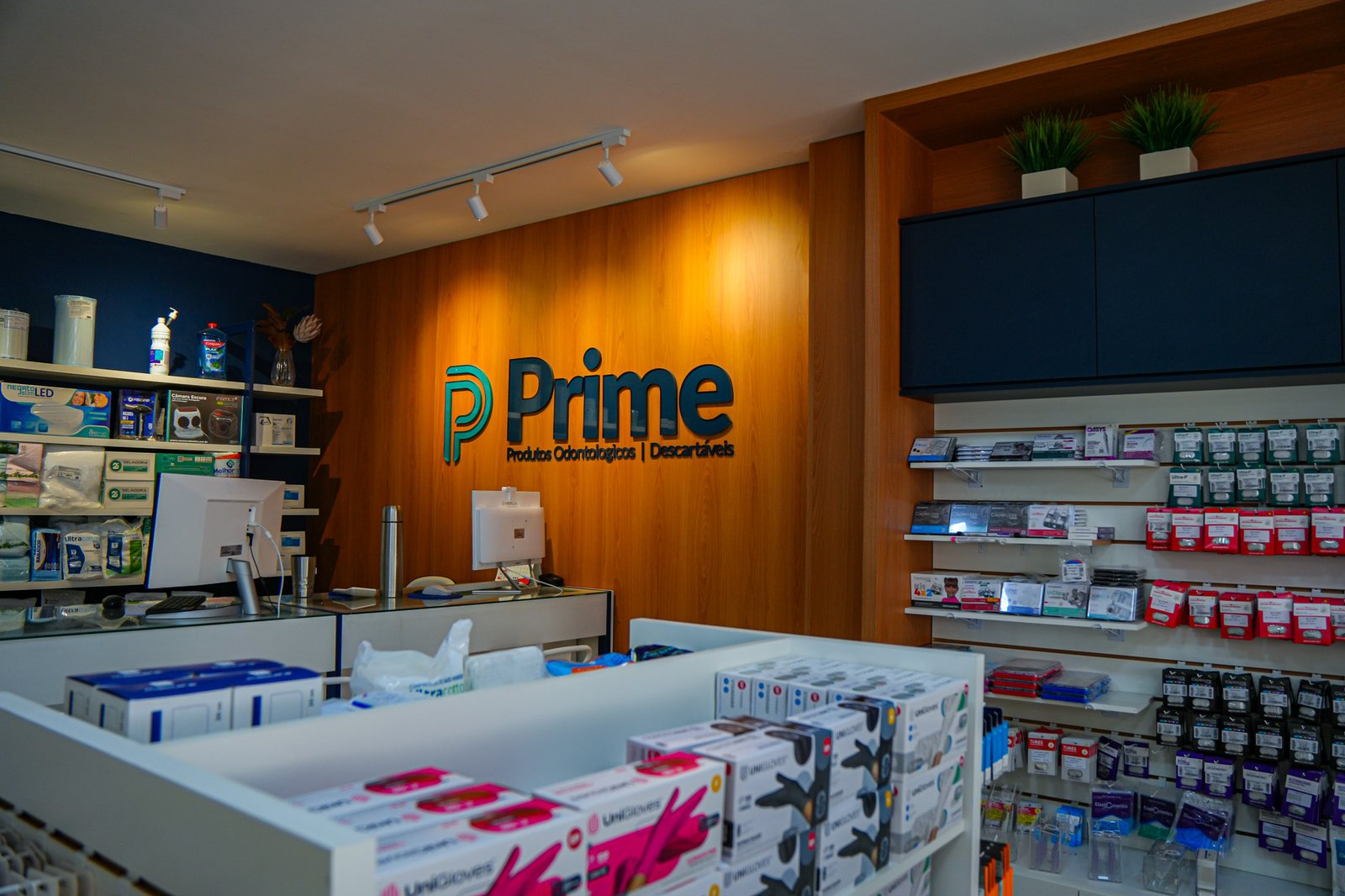 Logo Prime na parede da loja